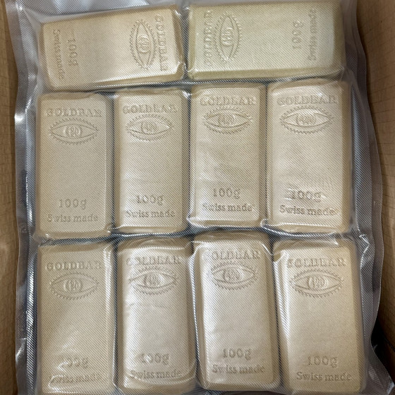 Kief-Pulver und gepresste Haschplatte nebeneinander