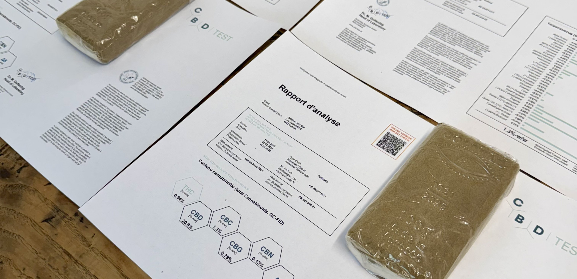 Numéro de série d'un lot de hash CBD à côté de son analyse de laboratoire