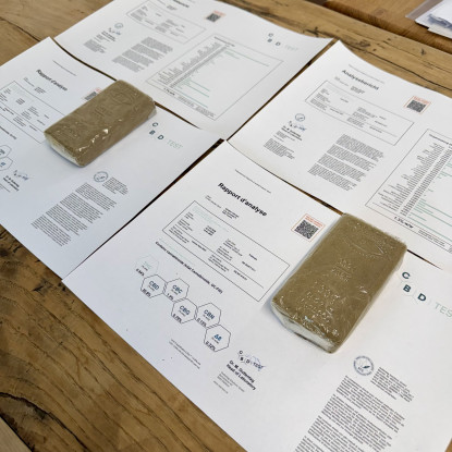 Seriennummer einer CBD-Hasch-Charge neben ihrer Laboranalyse